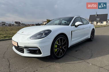 Фастбэк Porsche Panamera 2018 в 