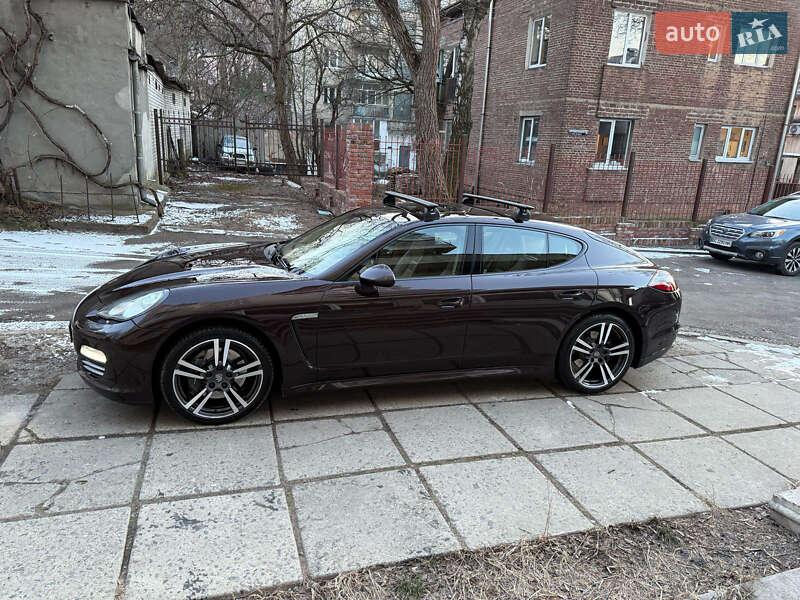 Фастбэк Porsche Panamera 2012 в Львове
