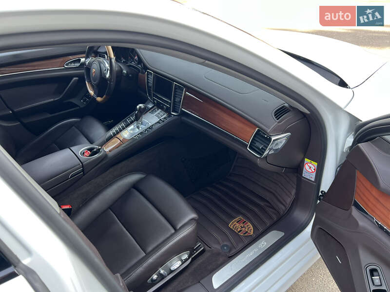 Фастбэк Porsche Panamera 2013 в Ровно