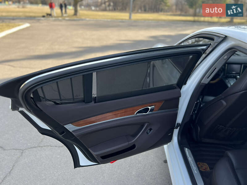 Фастбэк Porsche Panamera 2013 в Ровно