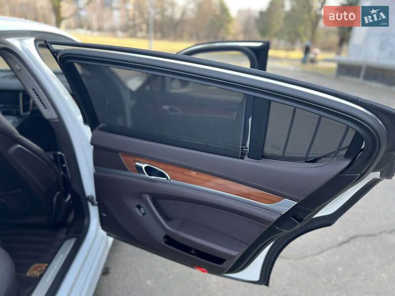 Фастбэк Porsche Panamera 2013 в Ровно