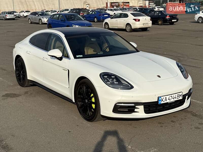 Фастбэк Porsche Panamera 2018 в 