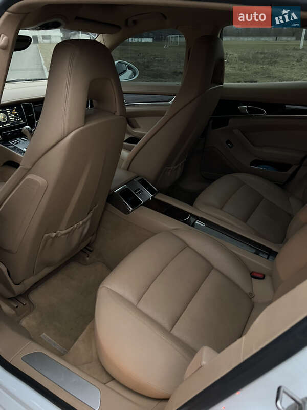 Фастбэк Porsche Panamera 2012 в Коломые
