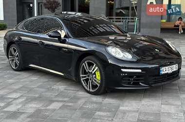 Фастбэк Porsche Panamera 2013 в 