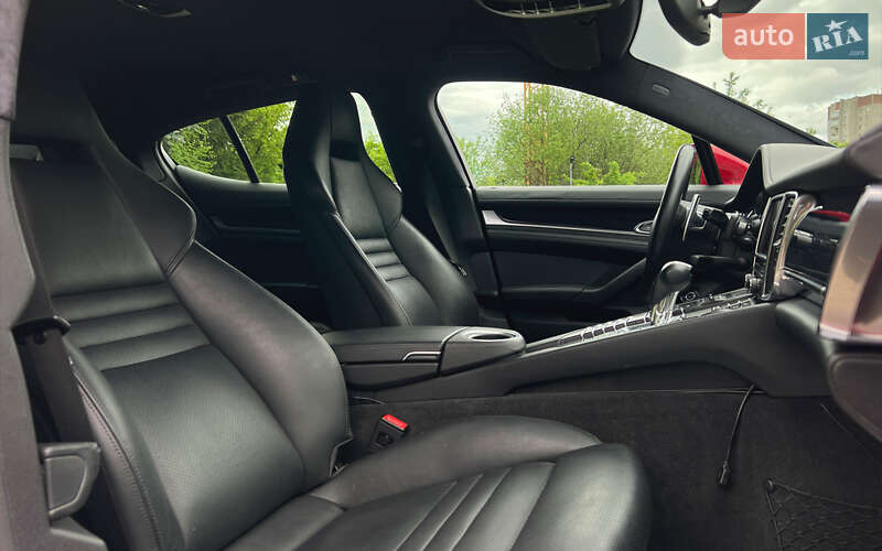 Фастбэк Porsche Panamera 2014 в Львове