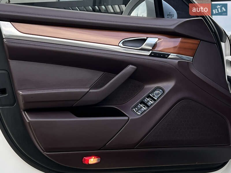 Фастбэк Porsche Panamera 2012 в Днепре