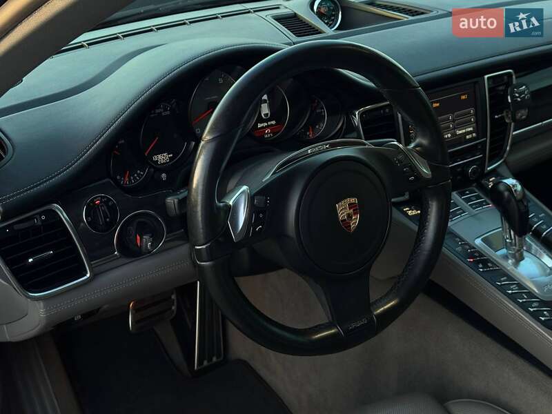 Фастбек Porsche Panamera 2011 в Києві