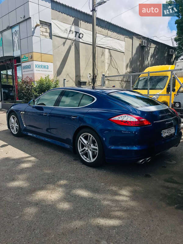 Фастбэк Porsche Panamera 2010 в Одессе