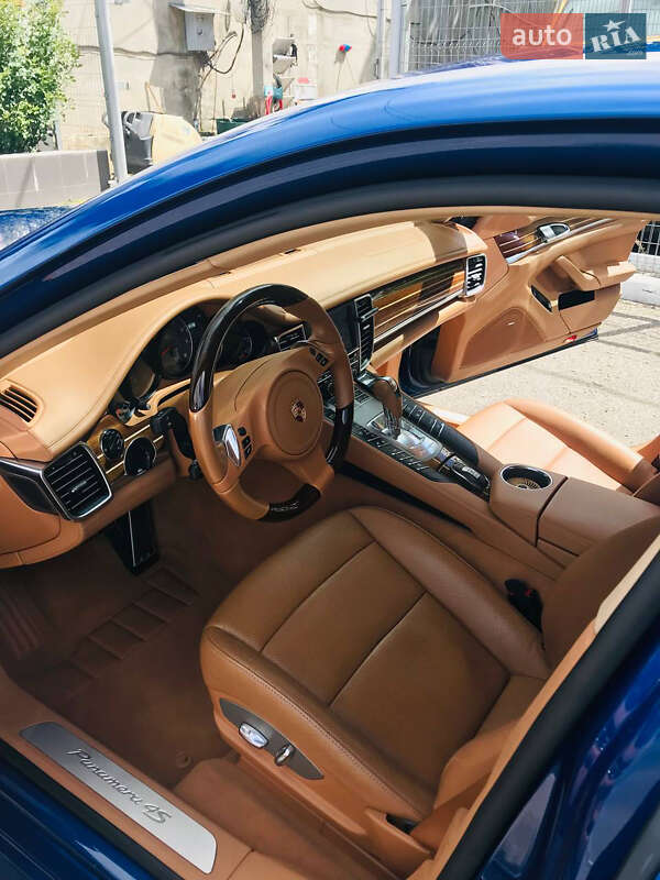 Фастбэк Porsche Panamera 2010 в Одессе