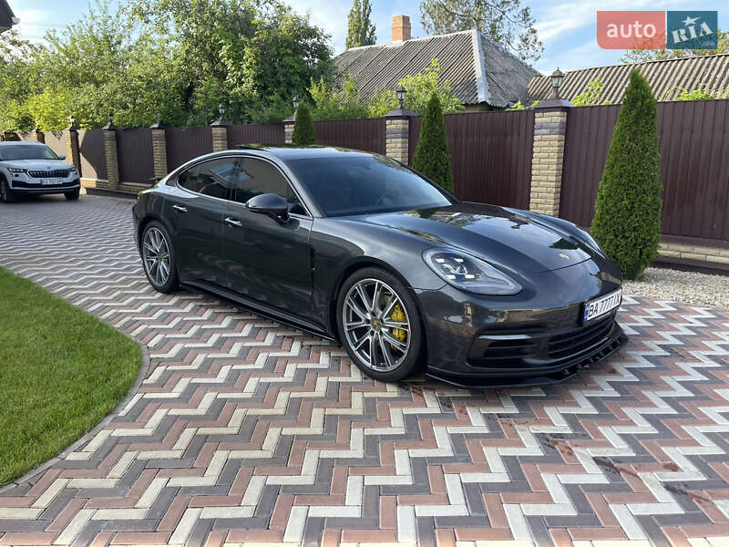 Фастбэк Porsche Panamera 2018 в 
