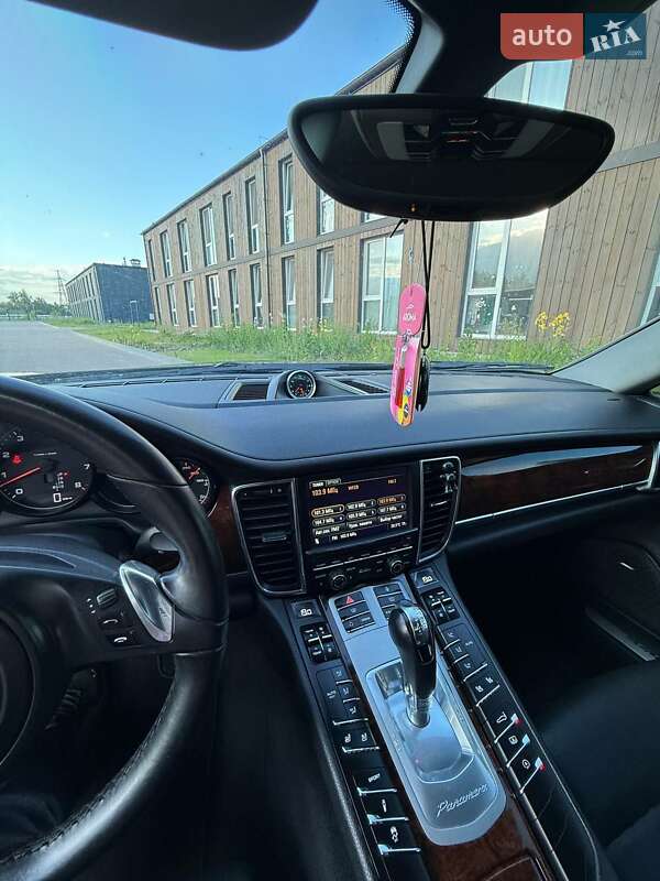 Фастбэк Porsche Panamera 2012 в Чернигове