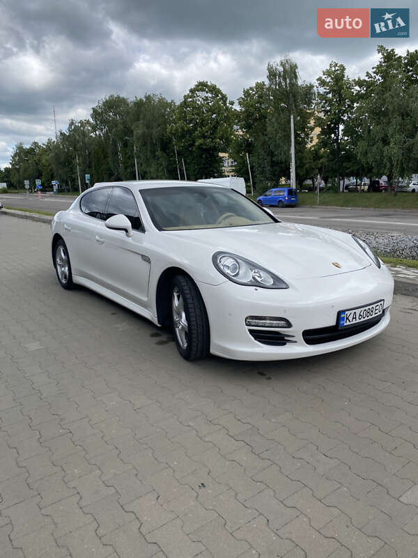 Фастбэк Porsche Panamera 2012 в 