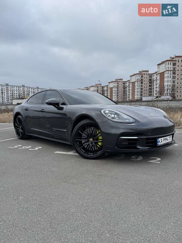 Фастбэк Porsche Panamera 2018 в Киеве