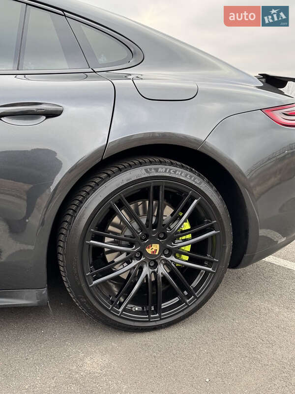 Фастбэк Porsche Panamera 2018 в Киеве