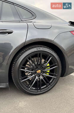 Фастбэк Porsche Panamera 2018 в 