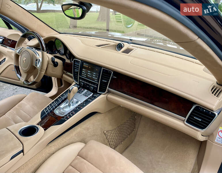 Фастбэк Porsche Panamera 2012 в Киеве