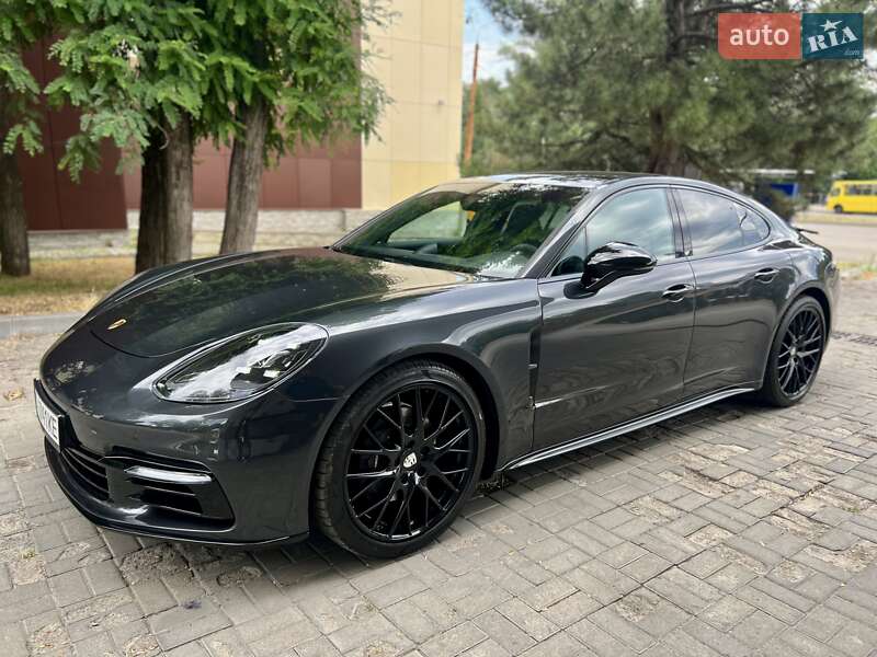 Фастбэк Porsche Panamera 2018 в 