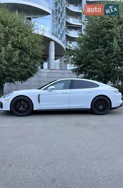 Фастбэк Porsche Panamera 2023 в Киеве
