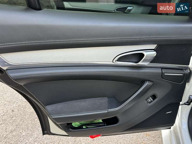 Фастбэк Porsche Panamera 2012 в Желтых Водах