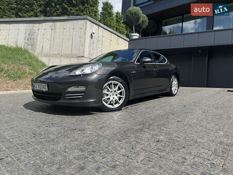 Фастбэк Porsche Panamera 2010 в 