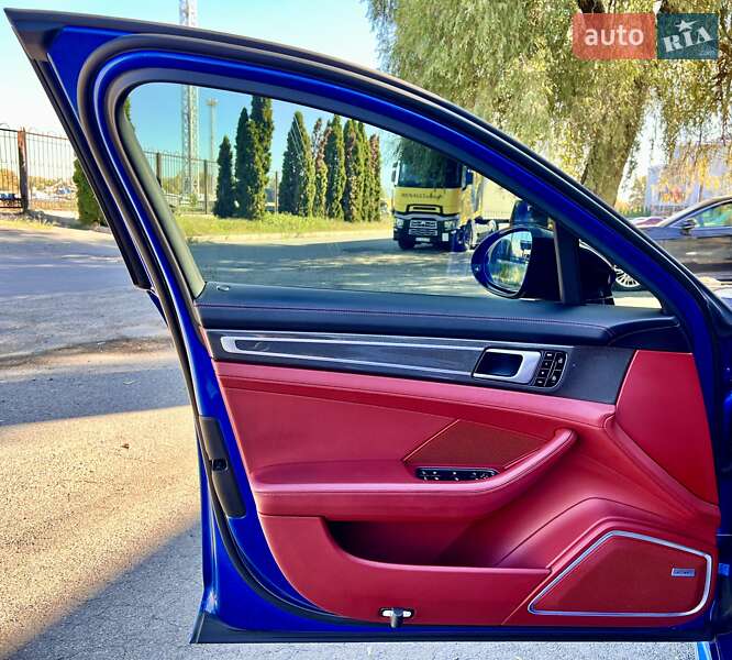 Фастбэк Porsche Panamera 2018 в Киеве