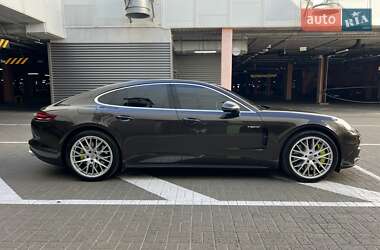Фастбэк Porsche Panamera 2019 в 