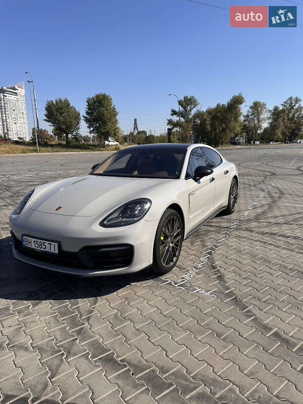 Фастбэк Porsche Panamera 2022 в 