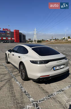 Фастбэк Porsche Panamera 2022 в 