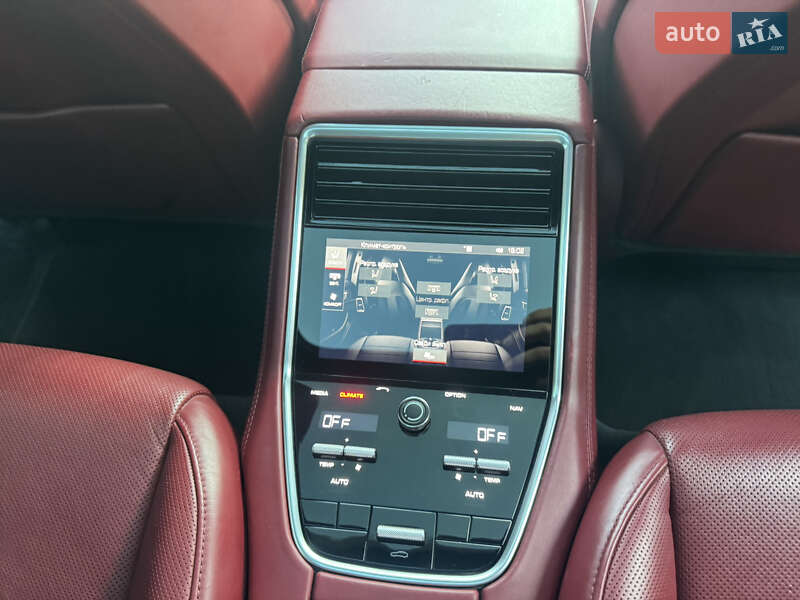 Фастбэк Porsche Panamera 2018 в Хмельницком