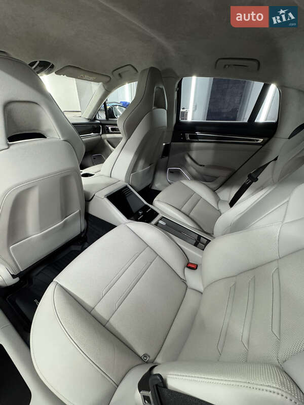 Фастбэк Porsche Panamera 2019 в Львове