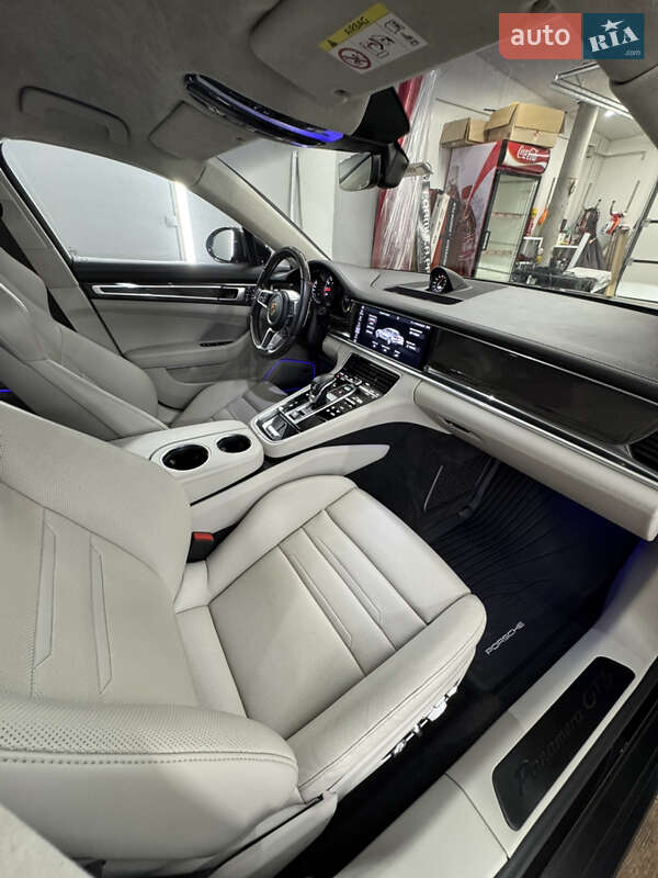 Фастбэк Porsche Panamera 2019 в Львове