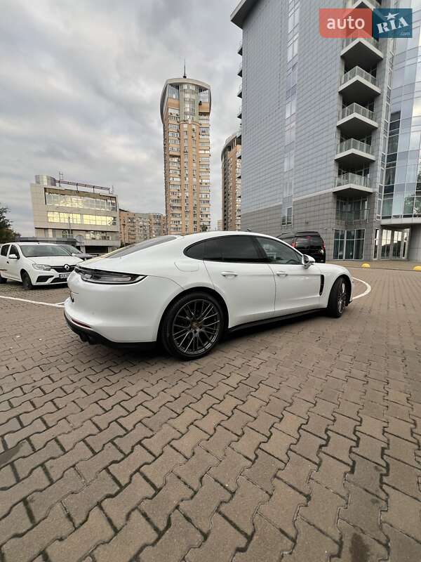 Porsche Panamera 2023