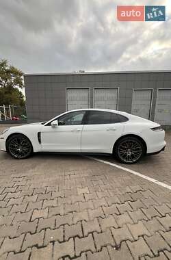 Фастбэк Porsche Panamera 2023 в 