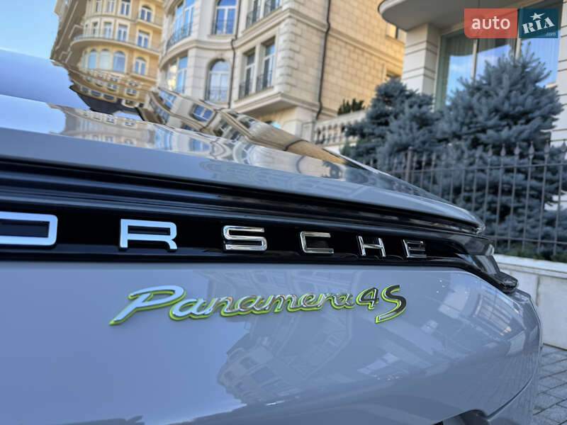 Фастбэк Porsche Panamera 2023 в Киеве