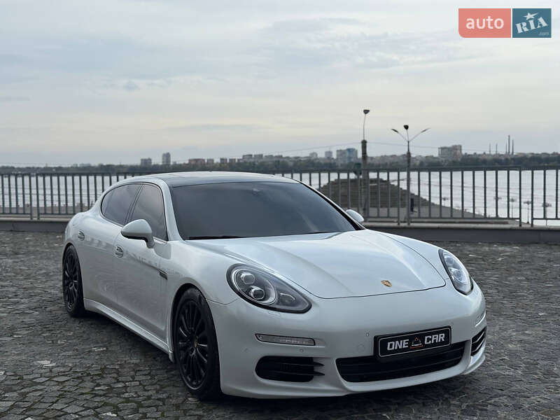 Фастбэк Porsche Panamera 2013 в Киеве фото 3 Фастбэк Porsche Panamera 2013 в Киеве