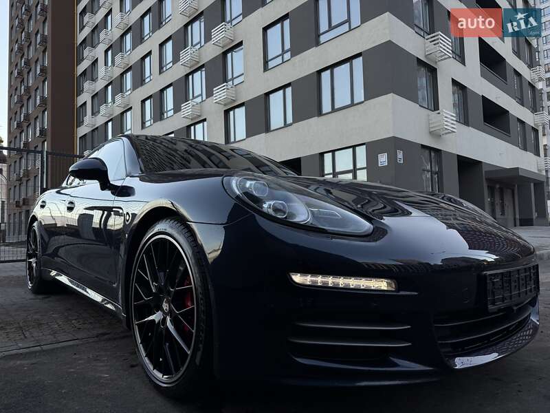 Фастбэк Porsche Panamera 2013 в 