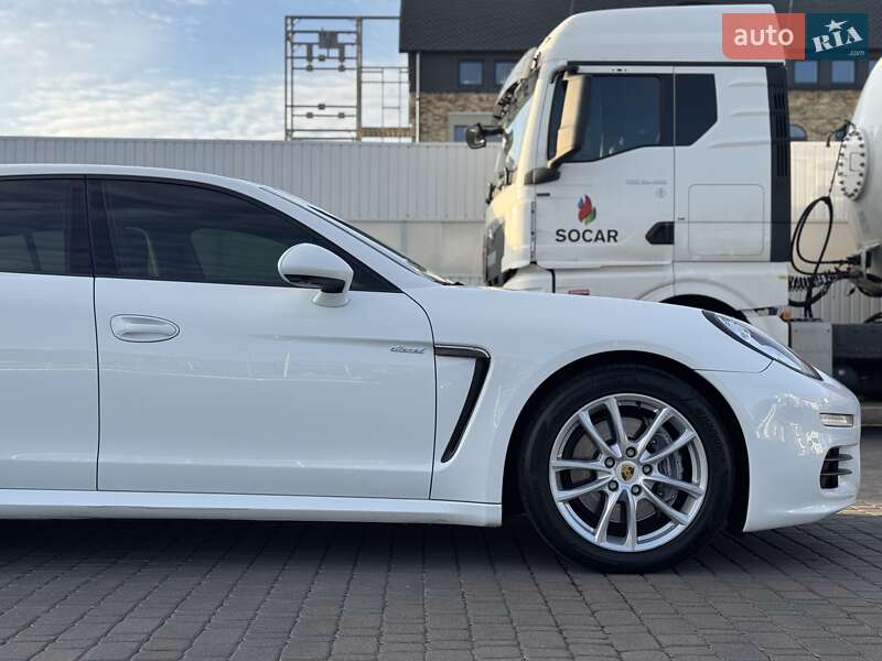 Фастбэк Porsche Panamera 2013 в Киеве