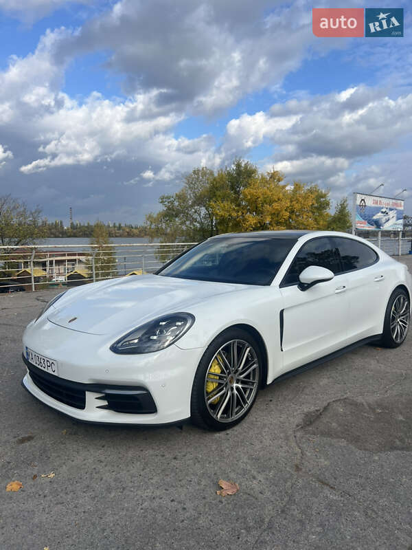 Фастбэк Porsche Panamera 2018 в Днепре