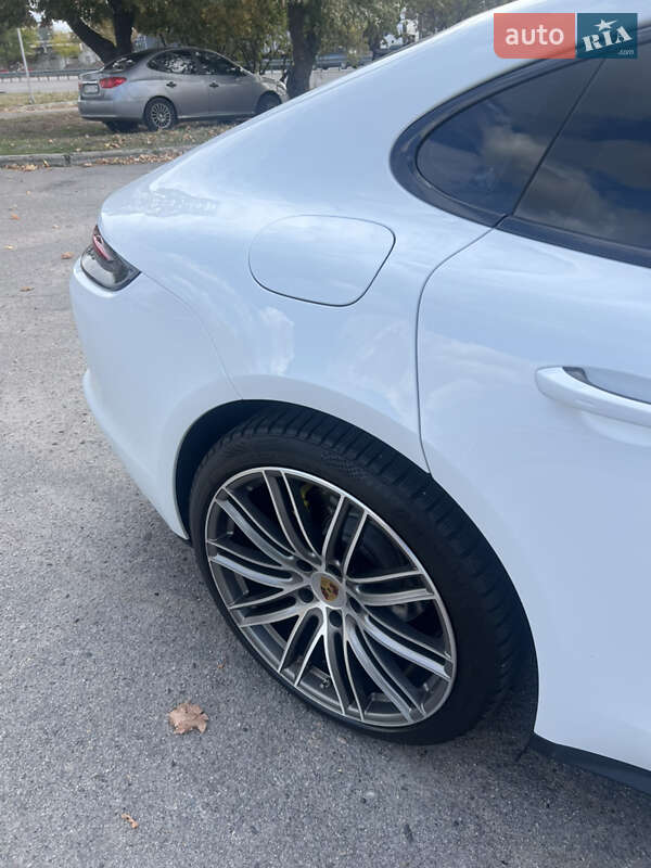 Фастбэк Porsche Panamera 2018 в Днепре
