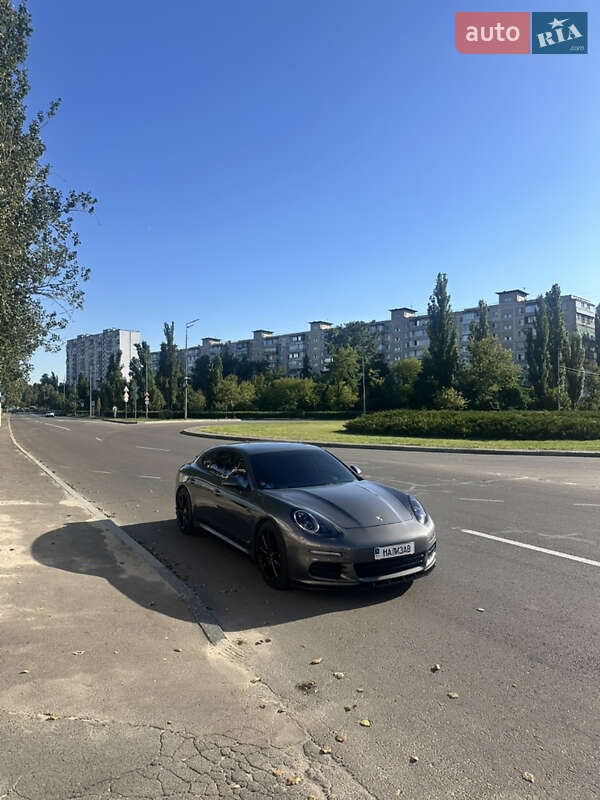 Фастбек Porsche Panamera 2013 в Києві фото 25 Фастбек Porsche Panamera 2013 в Києві