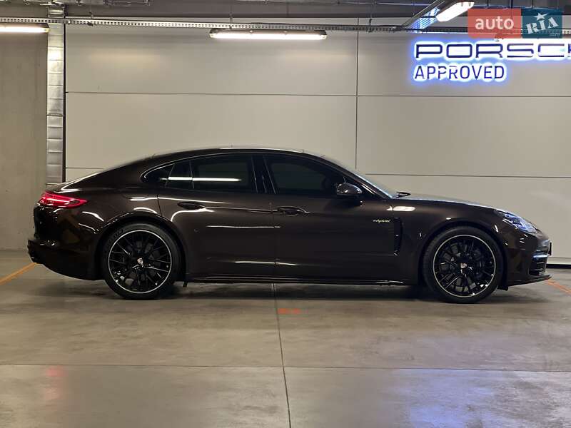 Фастбэк Porsche Panamera 2018 в Киеве