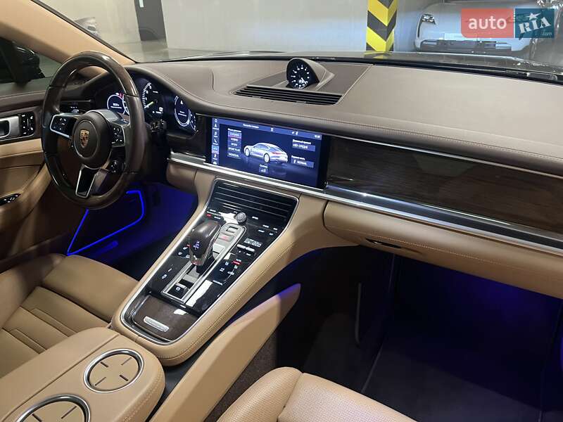 Фастбэк Porsche Panamera 2018 в Киеве