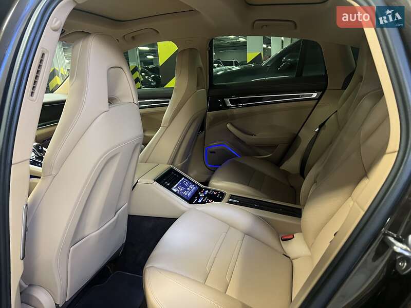 Фастбэк Porsche Panamera 2018 в Киеве