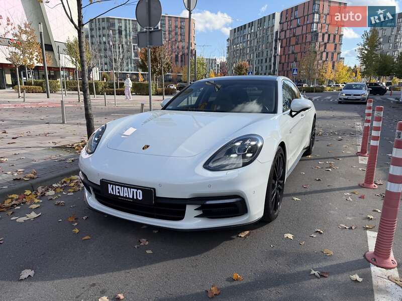 Фастбек Porsche Panamera 2018 в Києві