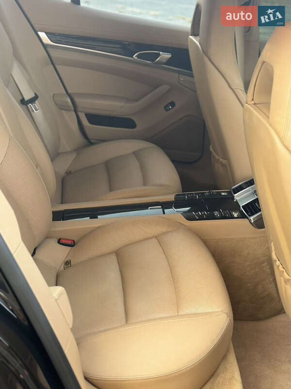 Фастбек Porsche Panamera 2012 в Києві