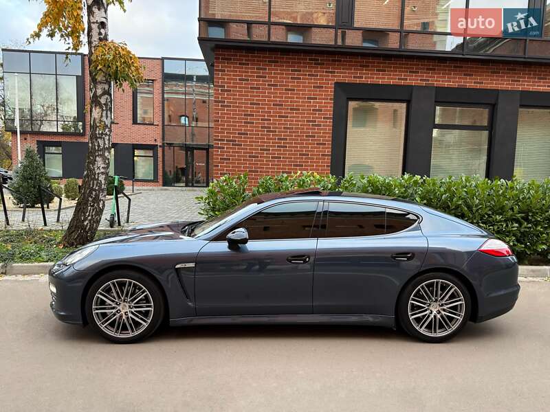 Фастбек Porsche Panamera 2010 в Львові