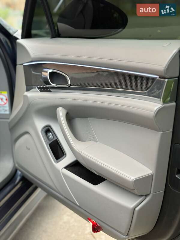 Фастбек Porsche Panamera 2010 в Львові