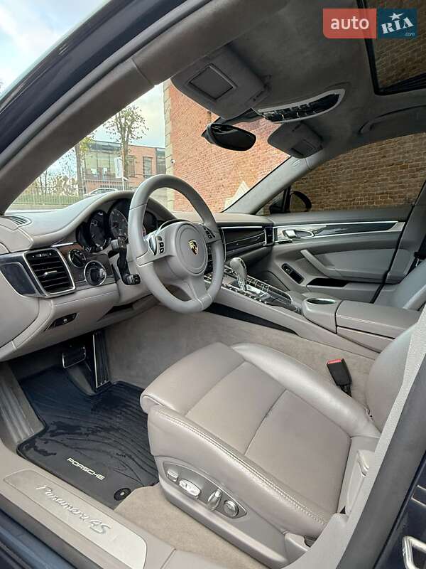 Фастбек Porsche Panamera 2010 в Львові