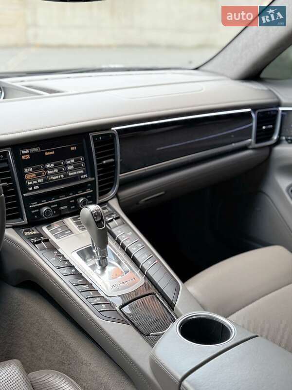 Фастбек Porsche Panamera 2010 в Львові