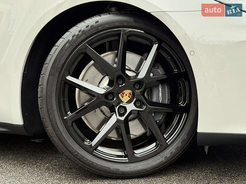Фастбэк Porsche Panamera 2024 в Киеве